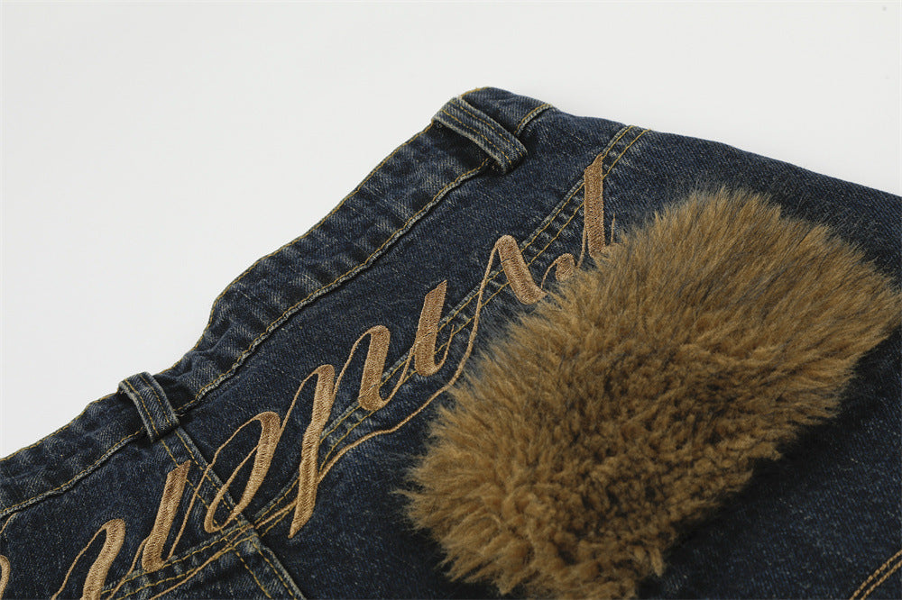 Wide-Leg-Baggy-Jeans mit Taschenbesatz aus Kunstfell und Schriftzugstickerei – Dark Wash
