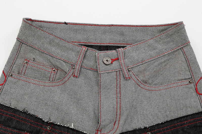 Jean wide leg bicolore à empiècements contrastants et broderie manuscrite – Coupe droite en denim brut