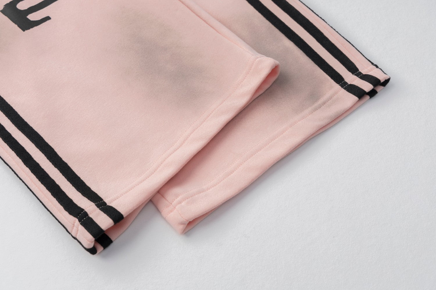 Pantalon de survêtement wide leg – Rose délavé avec bande latérale et écusson brodé