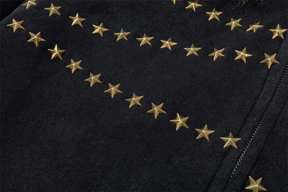 Sudadera con cremallera, capucha con ribete de pelo sintético y bordado de estrellas doradas — Streetwear para hombre
