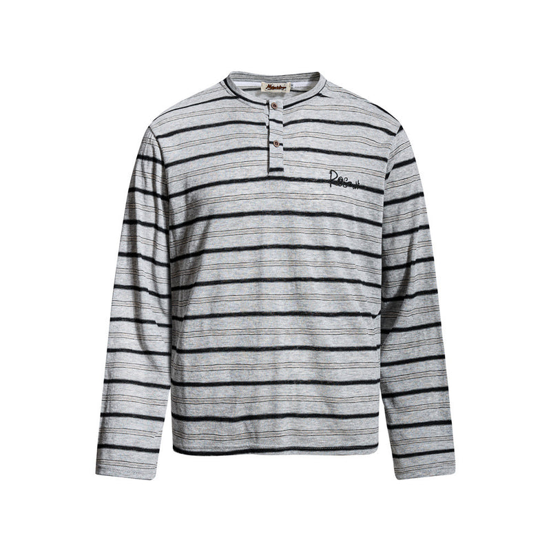 グレーにダークネイビーのストライプをあしらった、リラックスフィットのメンズ長袖ヘンリーネックTシャツ。3つボタンの前立てと刺繍が特徴。