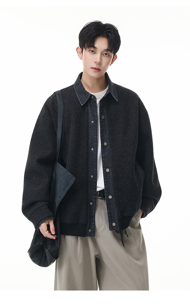 Veste coupe boxy à boutons-pression et col en jean, noir délavé, portée par un mannequin homme sur un t-shirt blanc et un pantalon gris à jambes larges