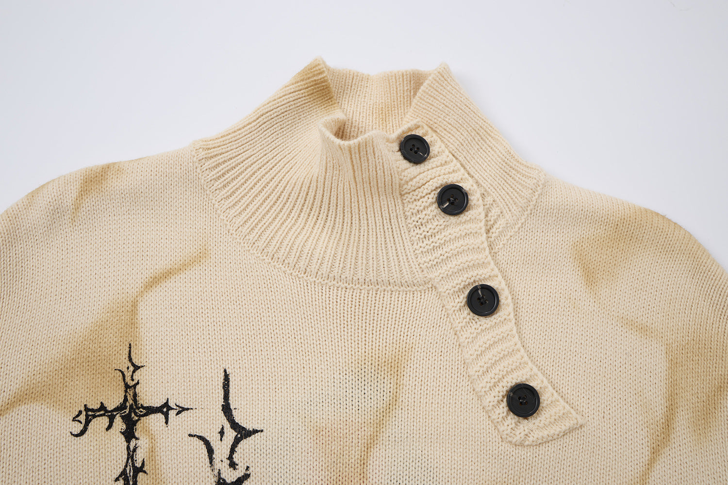 Pull col roulé en maille tie-dye gothique – Croix épineuse, boutons diagonaux