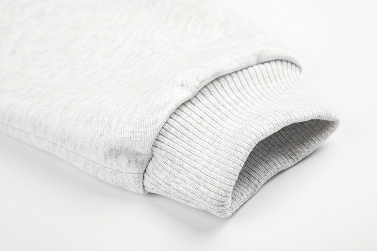 Sudadera gris corta con cremallera, gráfico anime y detalle de anillas metálicas