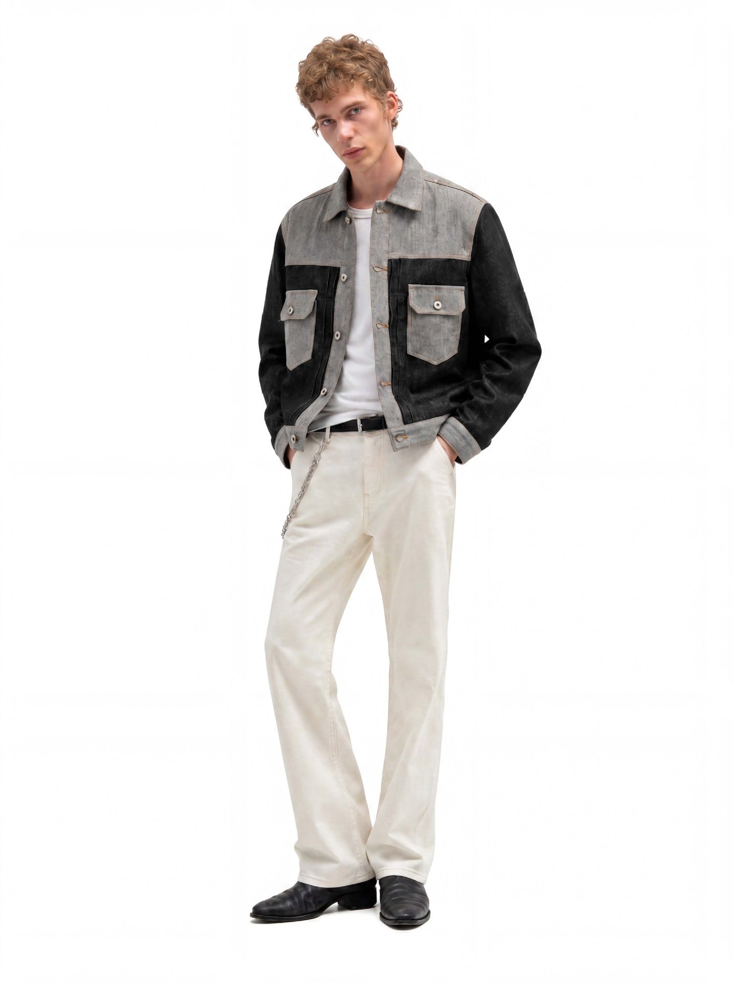 Veste en jean bicolore à empiècements contrastants indigo foncé et gris clair, coupe boxy, boutons-pression et surpiqûres orange