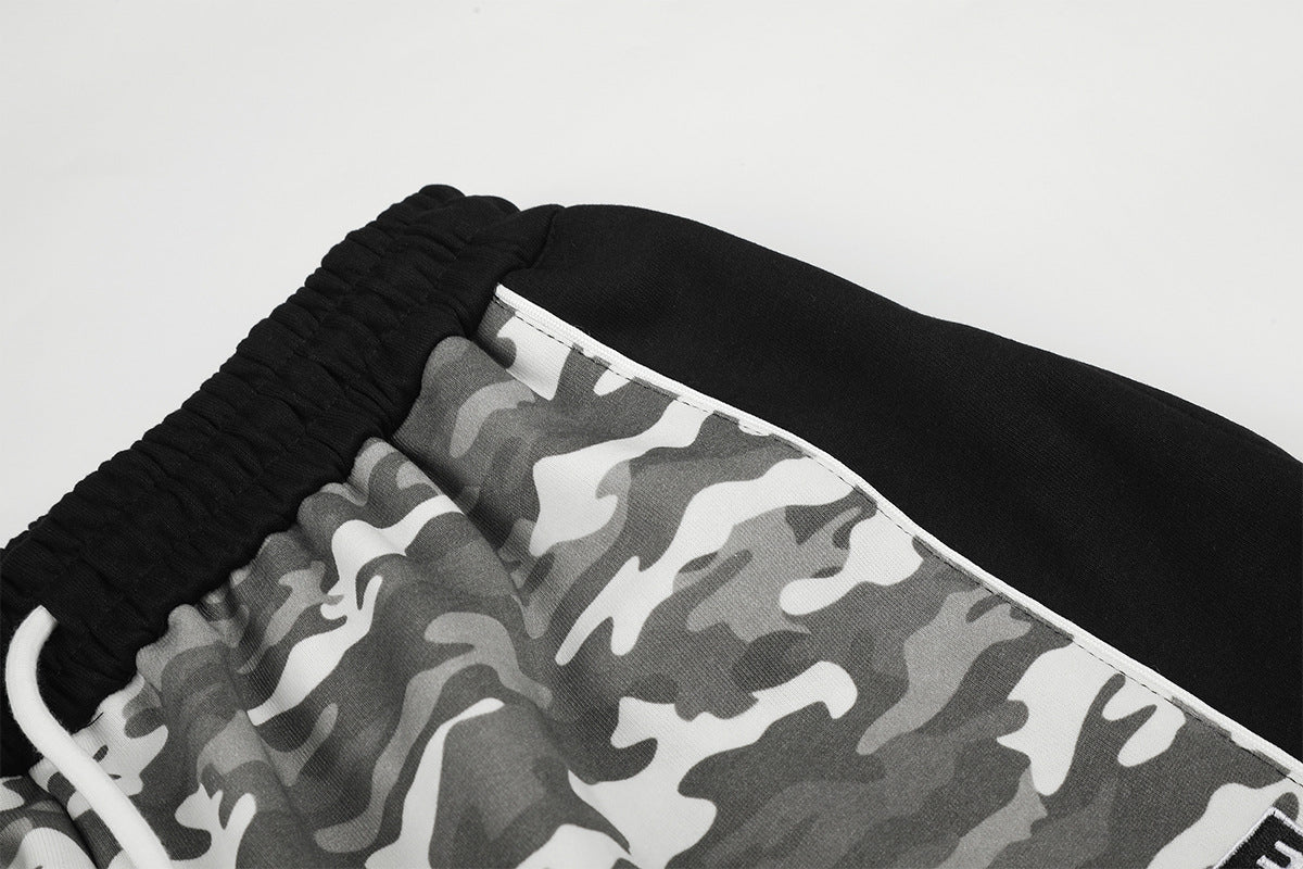 Pantalon de survêtement camouflage à jambes larges avec empiècements latéraux noirs et patch numéroté