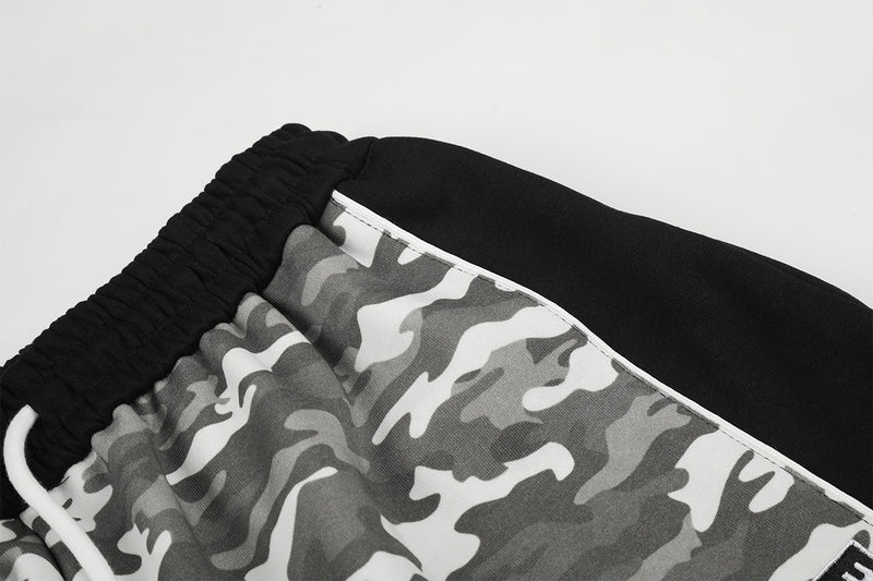 Pantalon de survêtement camouflage à jambes larges avec empiècements latéraux noirs et patch numéroté