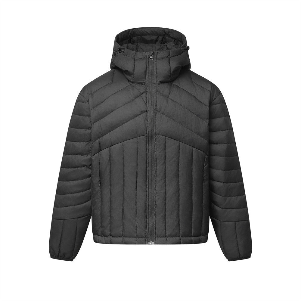 Doudoune homme à capuche et empiècements matelassés à chevrons, présentée en noir charbon, doré moutarde et blanc cassé