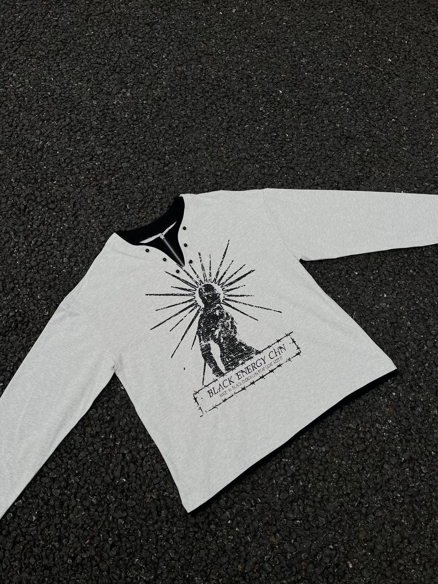 T-shirt graphique manches longues avec col zippé à rivets – Imprimé Black Energy CHN
