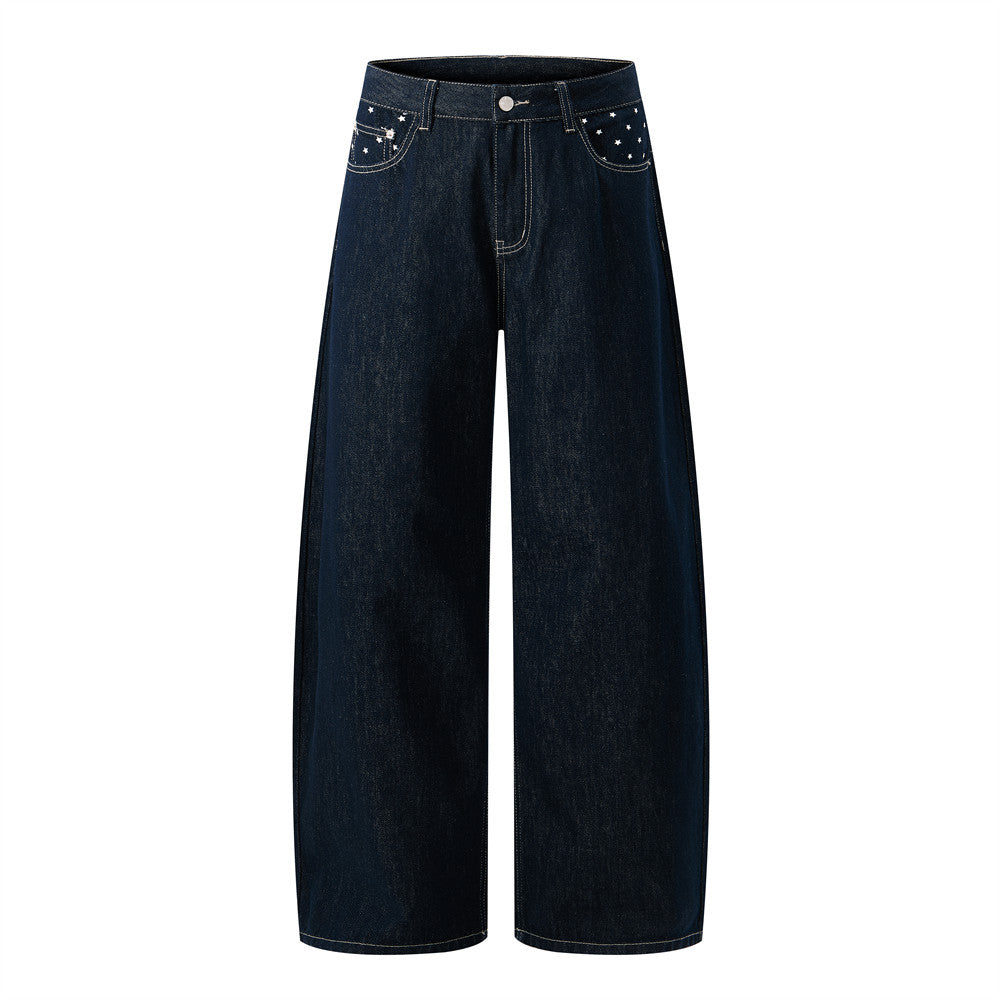 Jean homme bleu marine foncé à jambes larges, broderies étoile sur les poches avant et la ceinture arrière, surpiqûres contrastantes blanches, coupe barrel