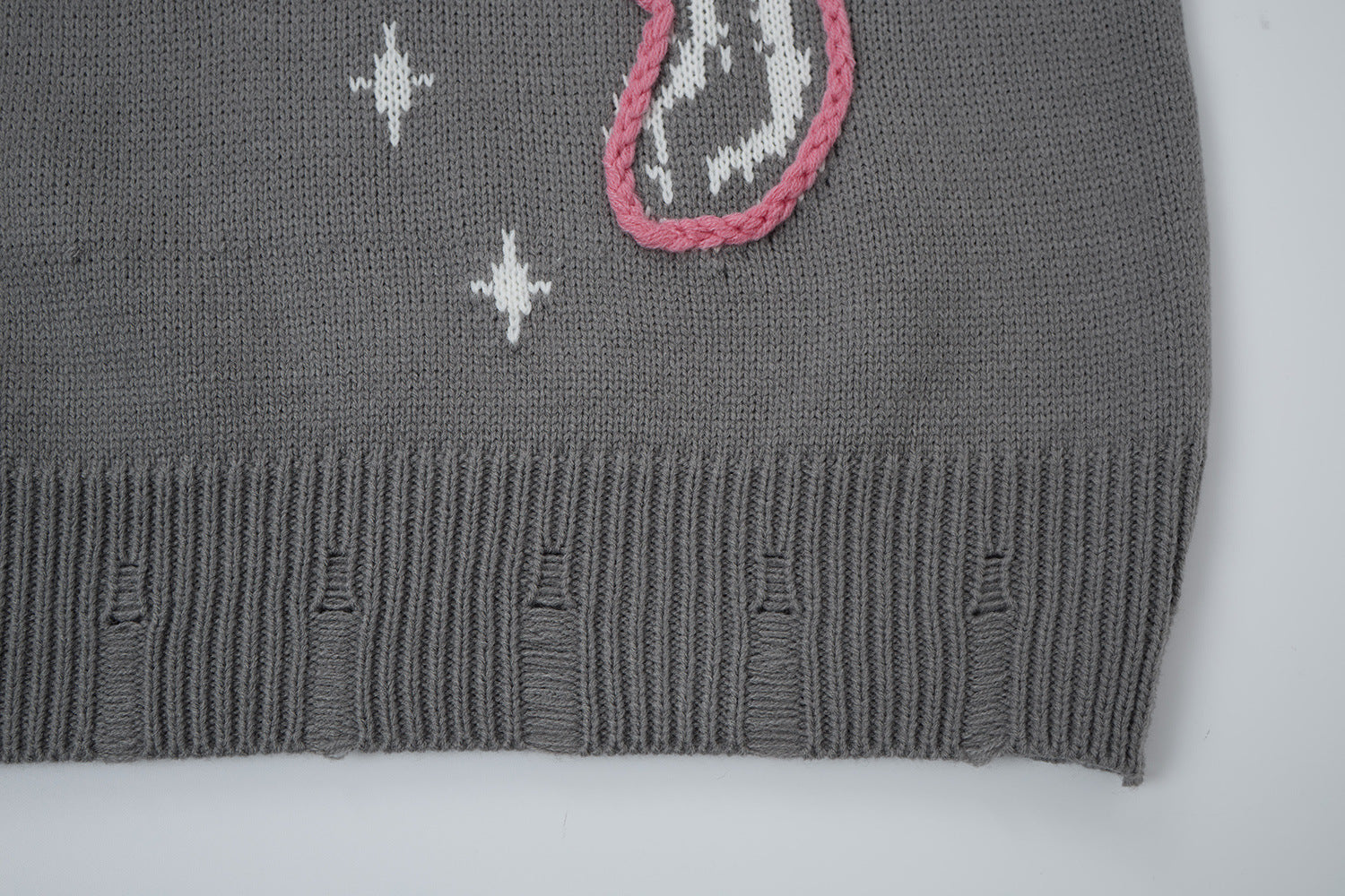 Pull en maille jacquard papillon – Col rond oversize avec broderie rose façon corde