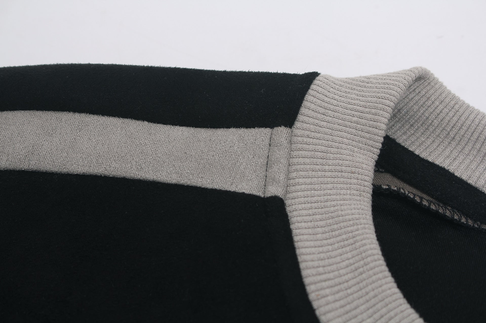 Langarmshirt aus velourslederartigem Material im Colorblock-Design mit Graffiti-Patch-Logo