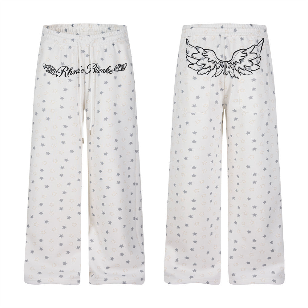 Pantalon de survêtement blanc crème à jambes larges, imprimé étoiles intégral et broderie ailes d’ange à la ceinture, vues avant et arrière