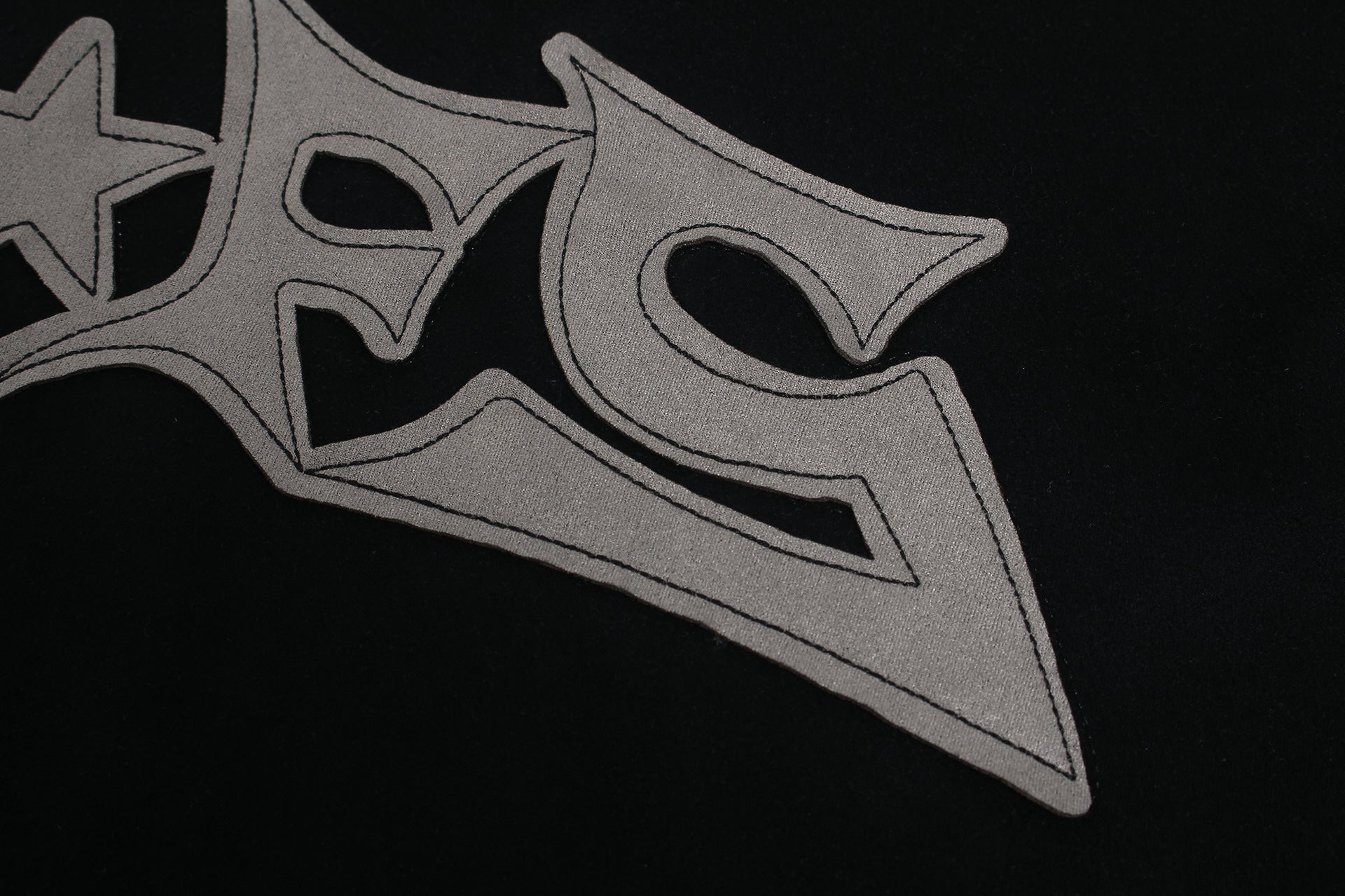 Langarmshirt aus velourslederartigem Material im Colorblock-Design mit Graffiti-Patch-Logo