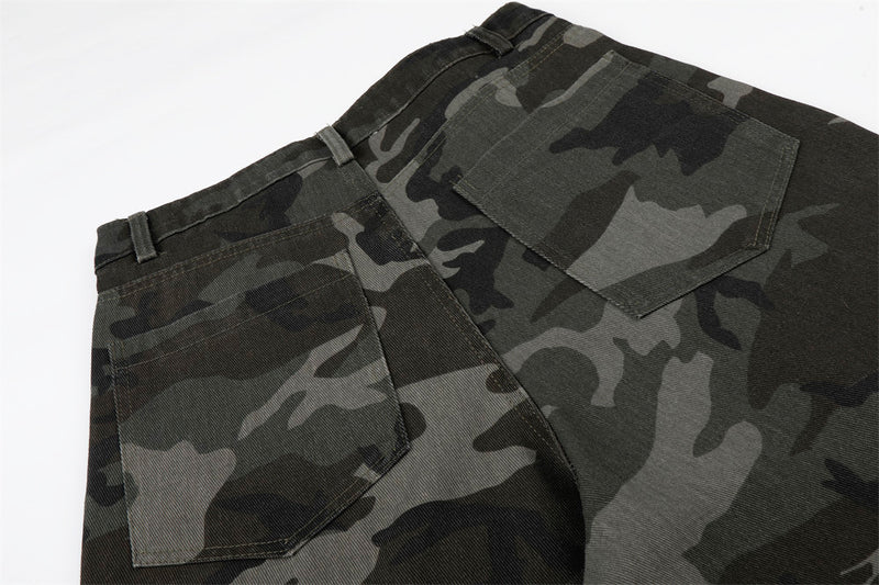 Men's Wide-Leg Camo Cargo Shorts with Bandana Detail & Multi-Pocket