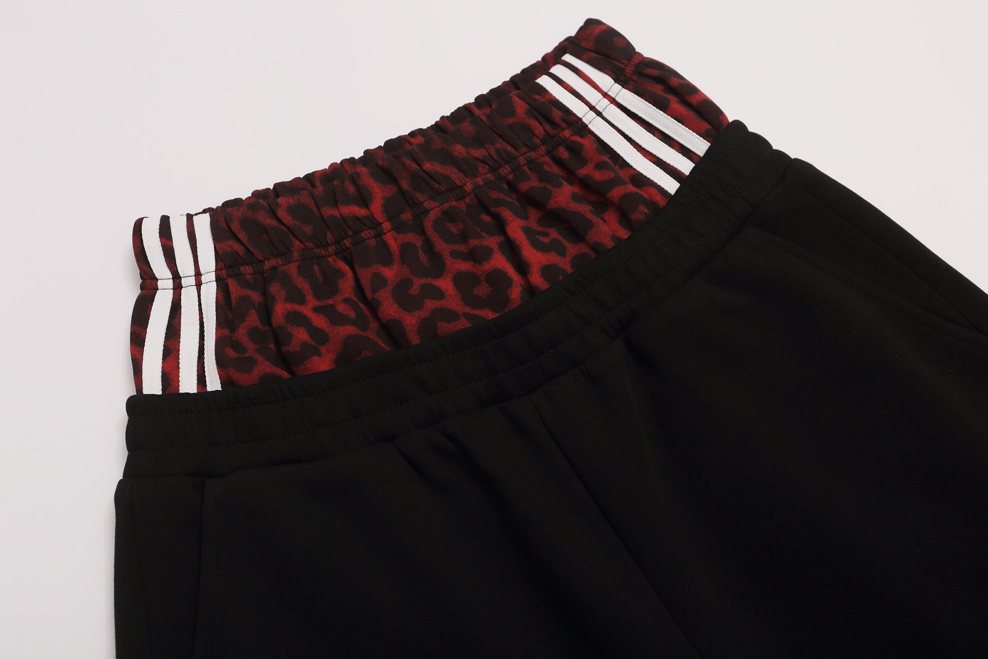 Wide-Leg-Jogginghose mit Leo-Print-Bund & seitlichen Nieten