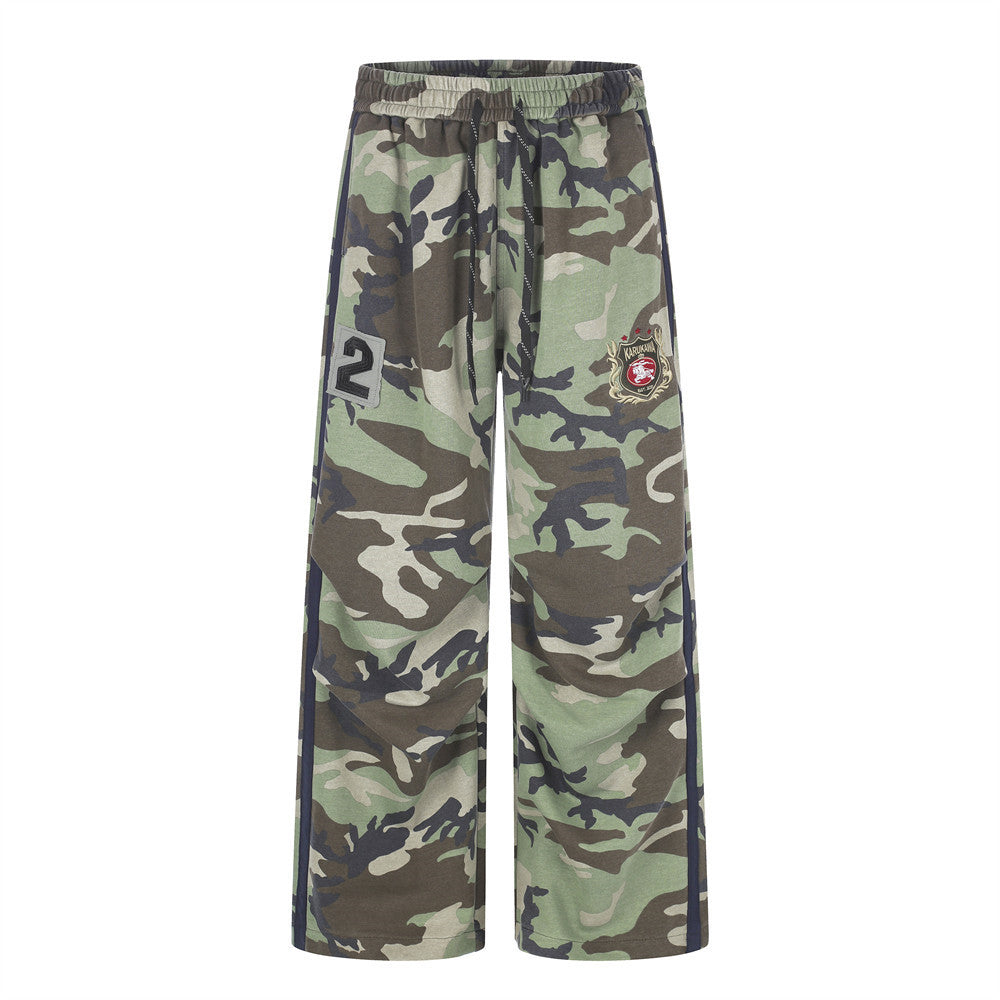 Pantalon de survêtement homme à jambes larges, motif camouflage woodland, bande latérale bleu marine et écusson Karukawa, vues avant et arrière