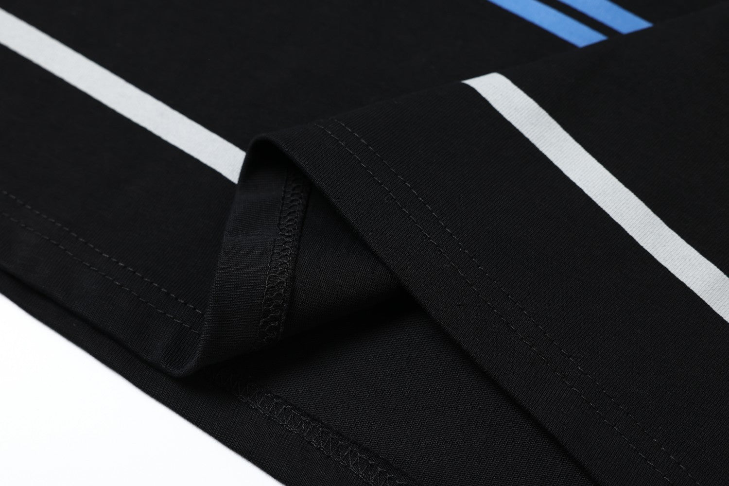 T-shirt oversize rayé à manches longues et col cheminée – Rouge et blanc / Noir et bleu