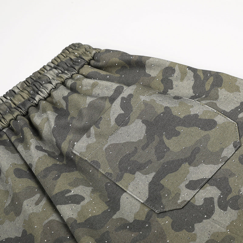 Herren-Jogginghose mit weitem Bein im Camouflage-Look und Strass-Details
