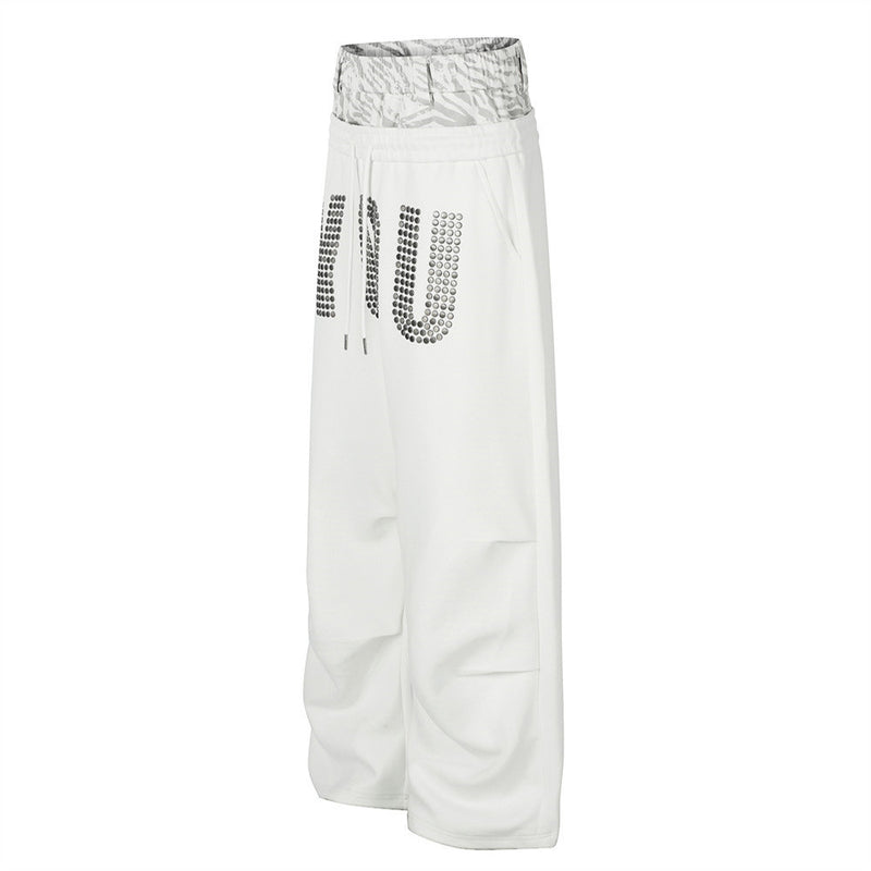 Pantalon de survêtement large avec motif « YOU » en strass et double ceinture – Blanc