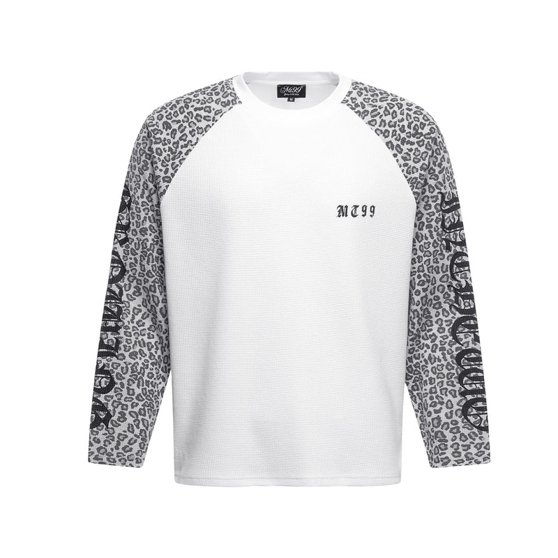 Weißes Waffelshirt mit langen Ärmeln, grauen Raglanärmeln mit Leopardenmuster und Make True 09-Rückengrafik