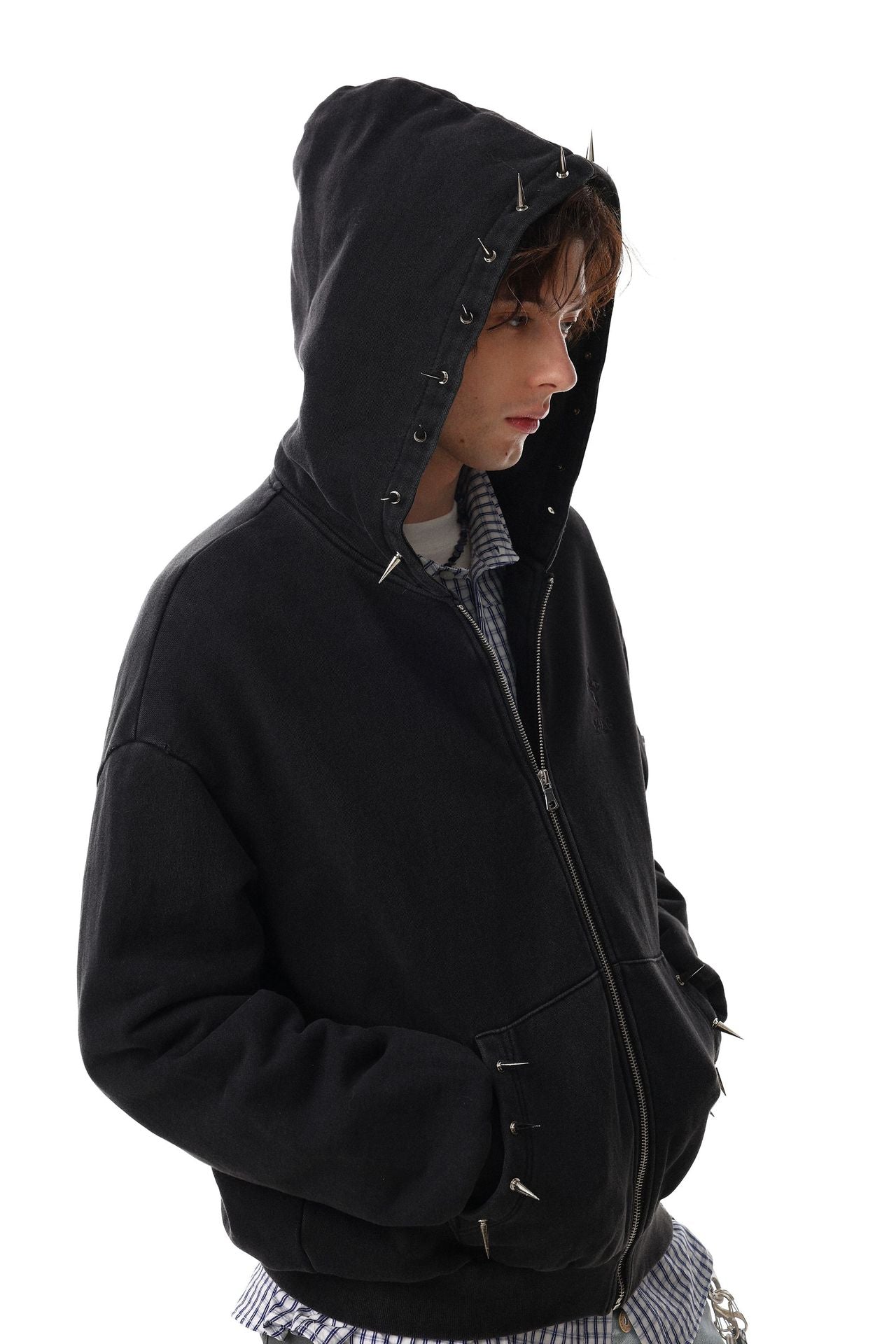 Hoodie noir zippé avec pointes métalliques et fini délavé — Streetwear heavy metal