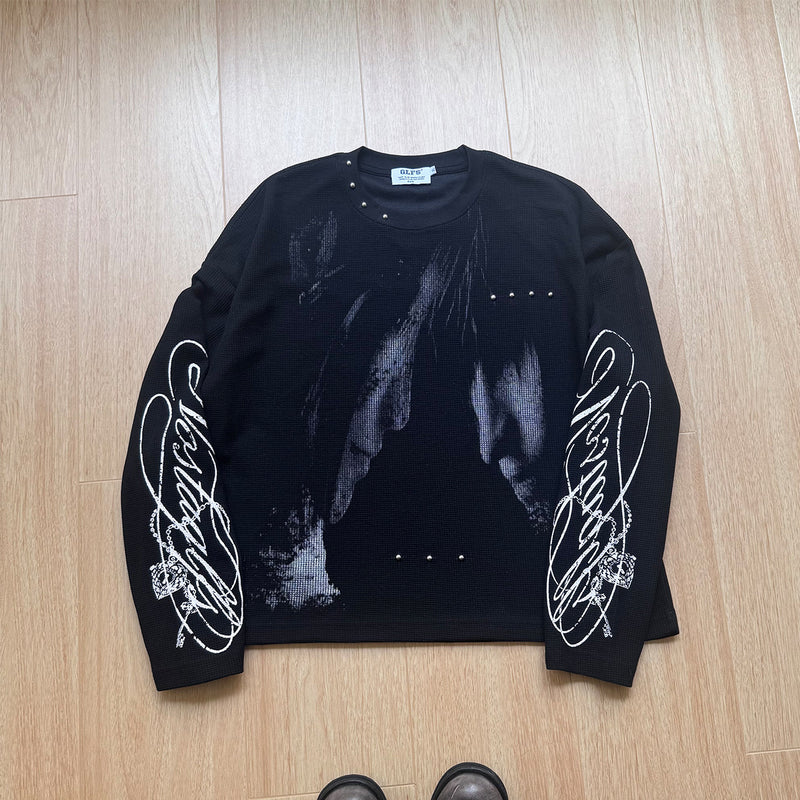 T-shirt graphique noir à manches longues avec détails cloutés et inscription