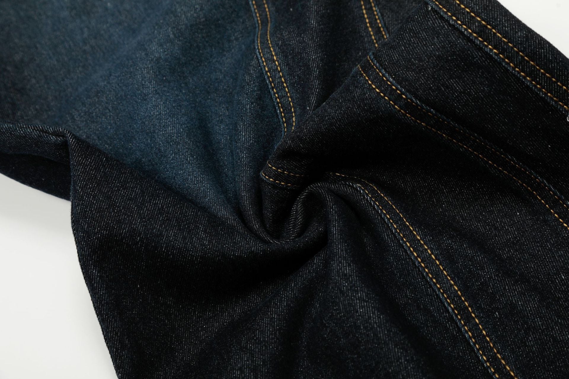 Jeans barrel à jambes larges – Délavage foncé, style américain vintage et détail porte-clés
