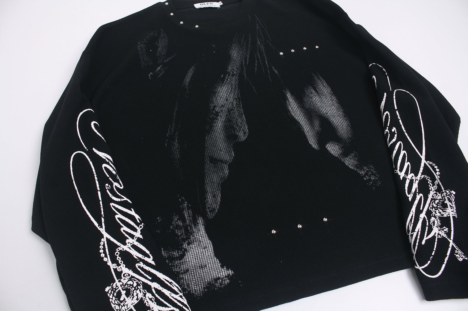 T-shirt graphique noir à manches longues avec détails cloutés et inscription