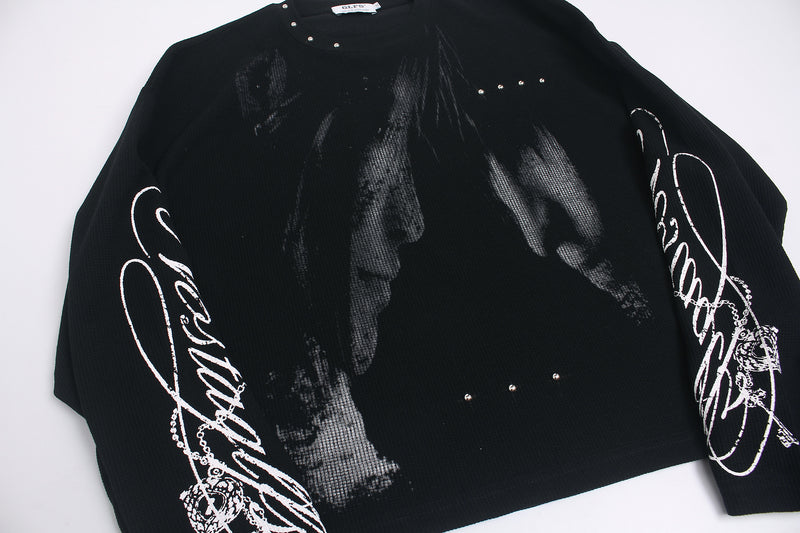 T-shirt graphique noir à manches longues avec détails cloutés et inscription