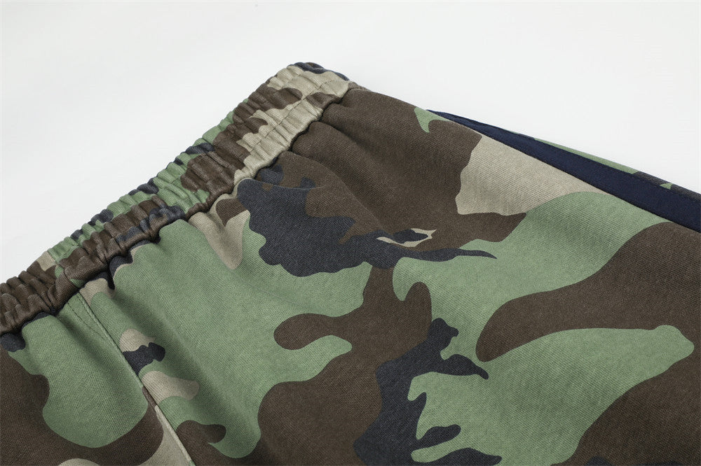Pantalon de survêtement camouflage homme à jambes larges avec bandes latérales et écusson emblème