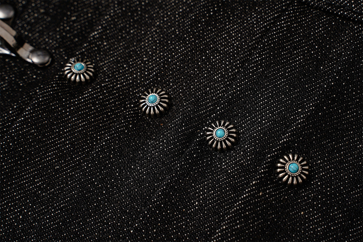 Veste en denim noir à devant plissé, fermetures à agrafes métalliques et clous turquoise