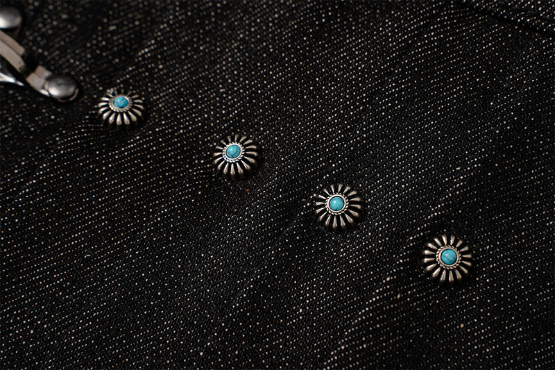 Veste en denim noir à devant plissé, fermetures à agrafes métalliques et clous turquoise
