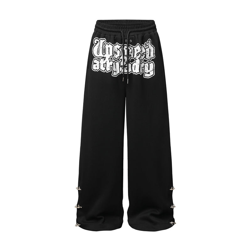 Pantalon de survêtement à jambes larges avec graphisme graffiti et ourlet orné de détails métalliques