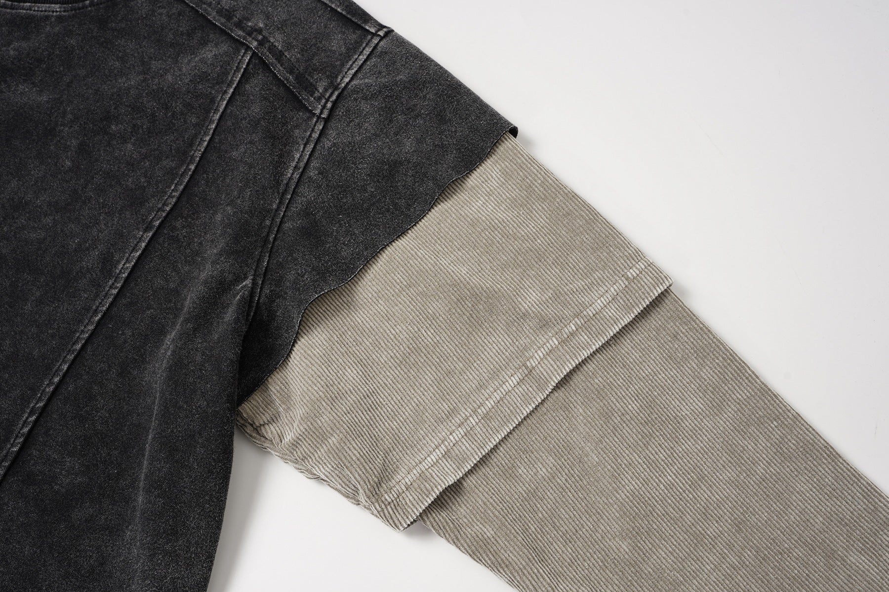 Sudadera efecto superpuesto de lavado ácido con mangas de pana – Deconstruida