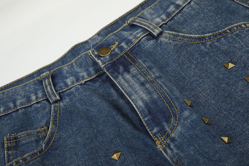 Baggy-Jeans mit weitem Bein, Pelzbesatz am Saum und goldfarbenen Nieten