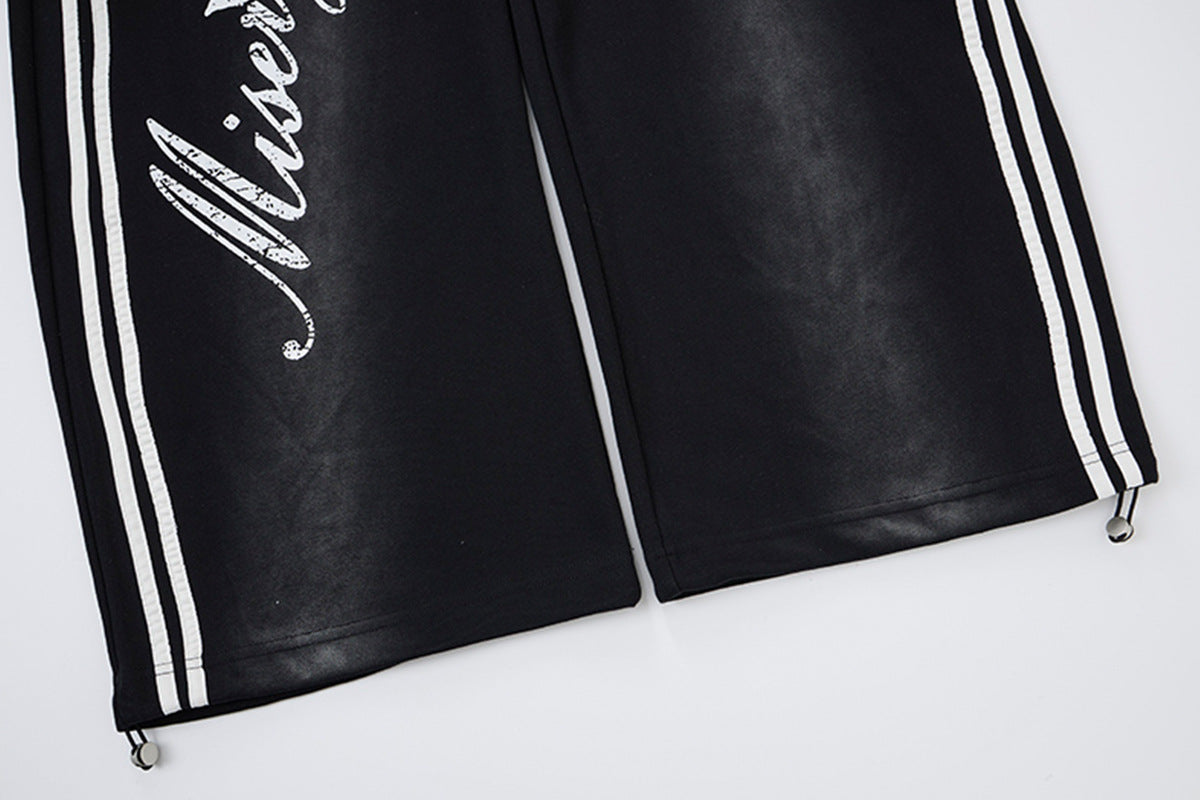 Pantalon de survêtement ample à jambes larges avec bandes latérales, fausse double ceinture et imprimé graphique