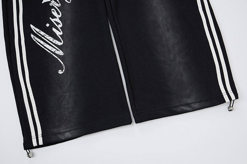 Pantalon de survêtement ample à jambes larges avec bandes latérales, fausse double ceinture et imprimé graphique