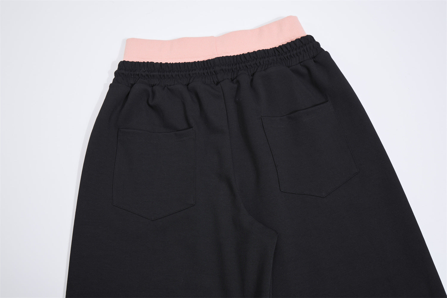 Pantalones de chándal de pierna ancha con estampado gráfico varsity y cintura rosa en contraste