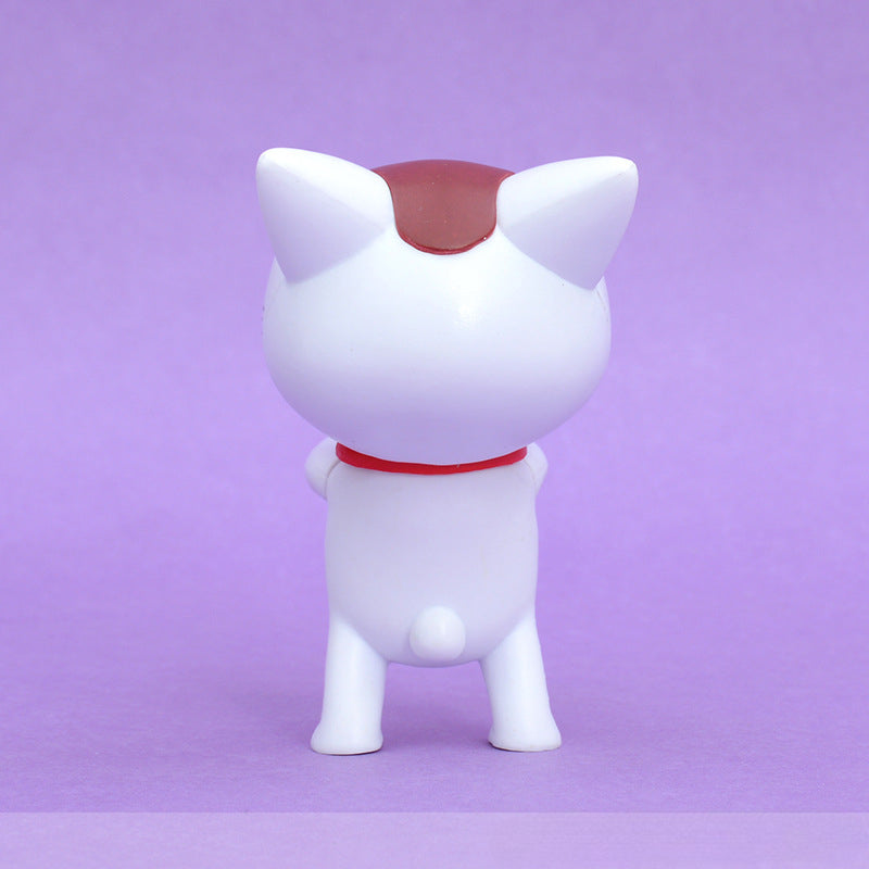 Viewed from the back, the small white Dandadan Lucky Cat PVC Figure features a red collar and a brown head patch. Against a light purple background, this 9.5 cm kawaii cat with a hair dryer is perfect for any anime figure collection.