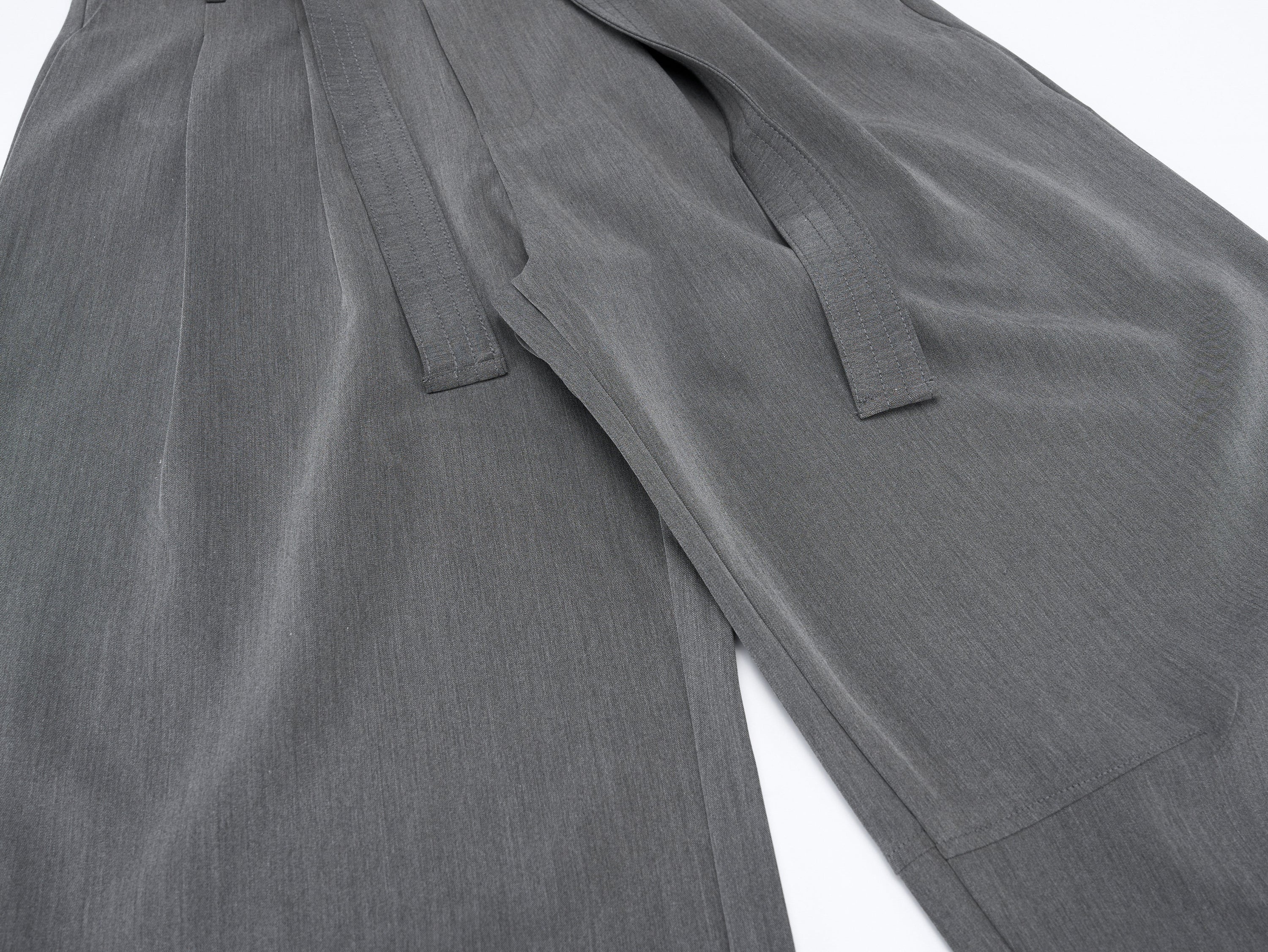 Structured Belted Barrel-Leg Pleated Pants | Omirad