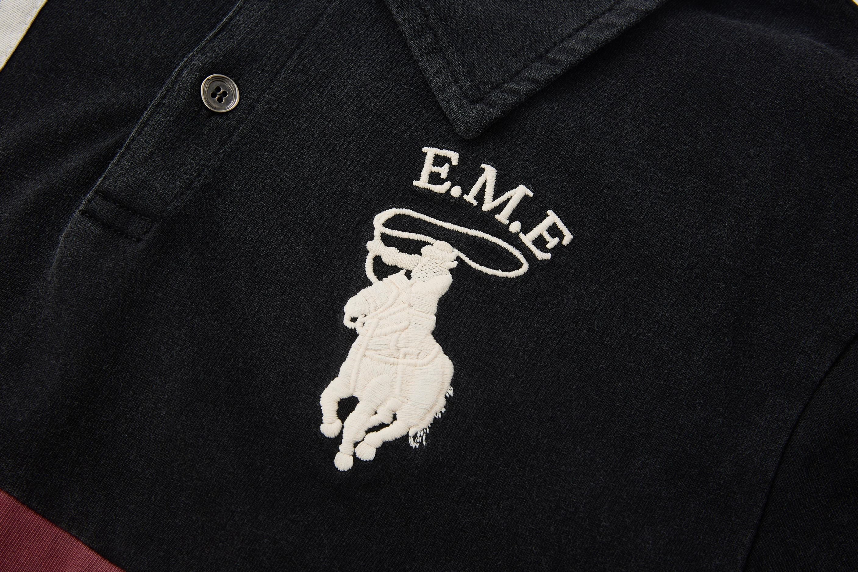 白いE.M.E刺繍ロゴと馬モチーフをあしらった、ブラックのヴィンテージポロシャツ（ディテールのクローズアップ）