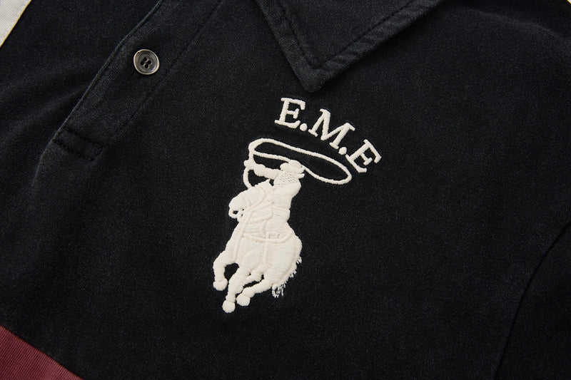 白いE.M.E刺繍ロゴと馬モチーフをあしらった、ブラックのヴィンテージポロシャツ（ディテールのクローズアップ）