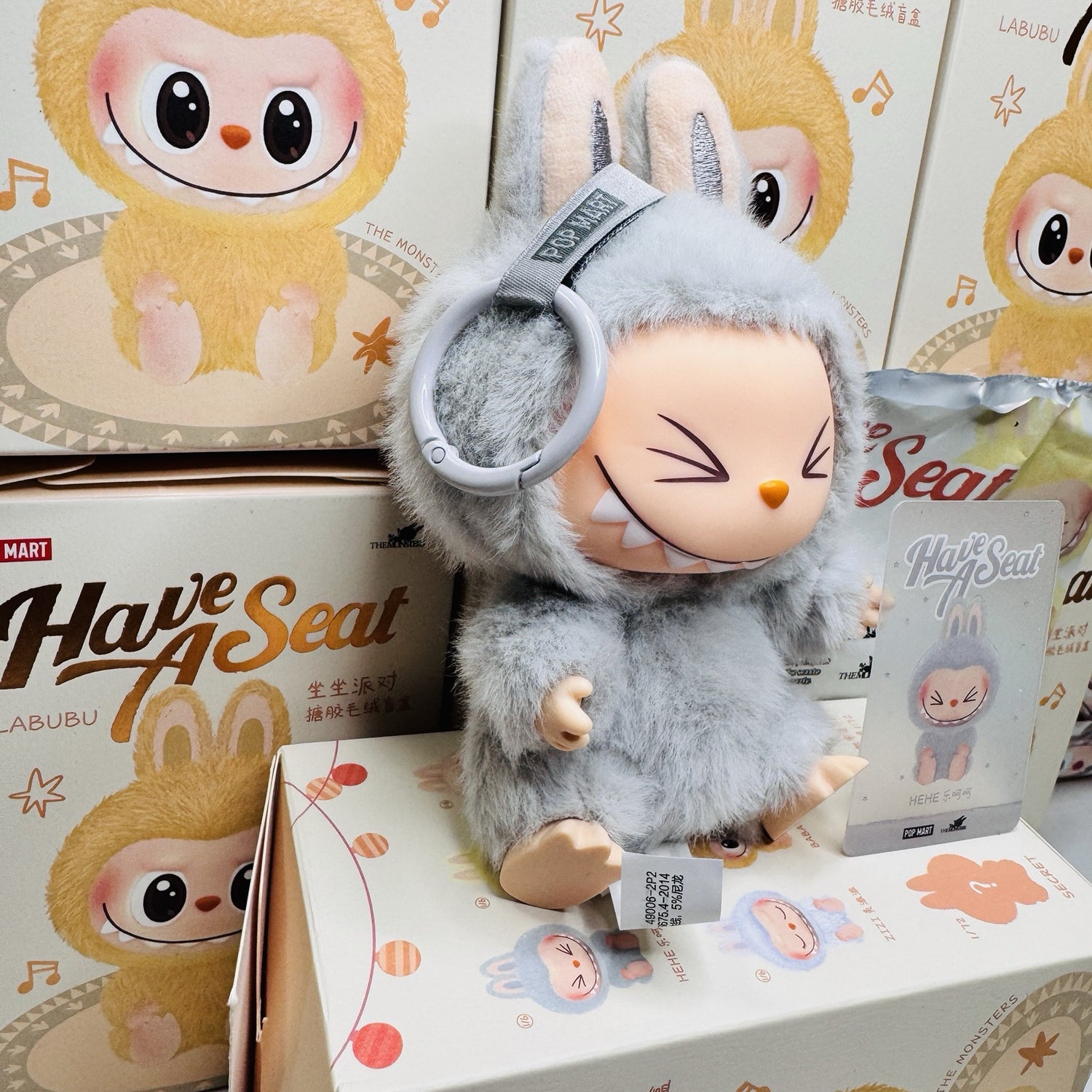 Pop Mart Labubu Hehe Doll Keychain - Limited Edition Grey Bunny Sammlerspielzeug