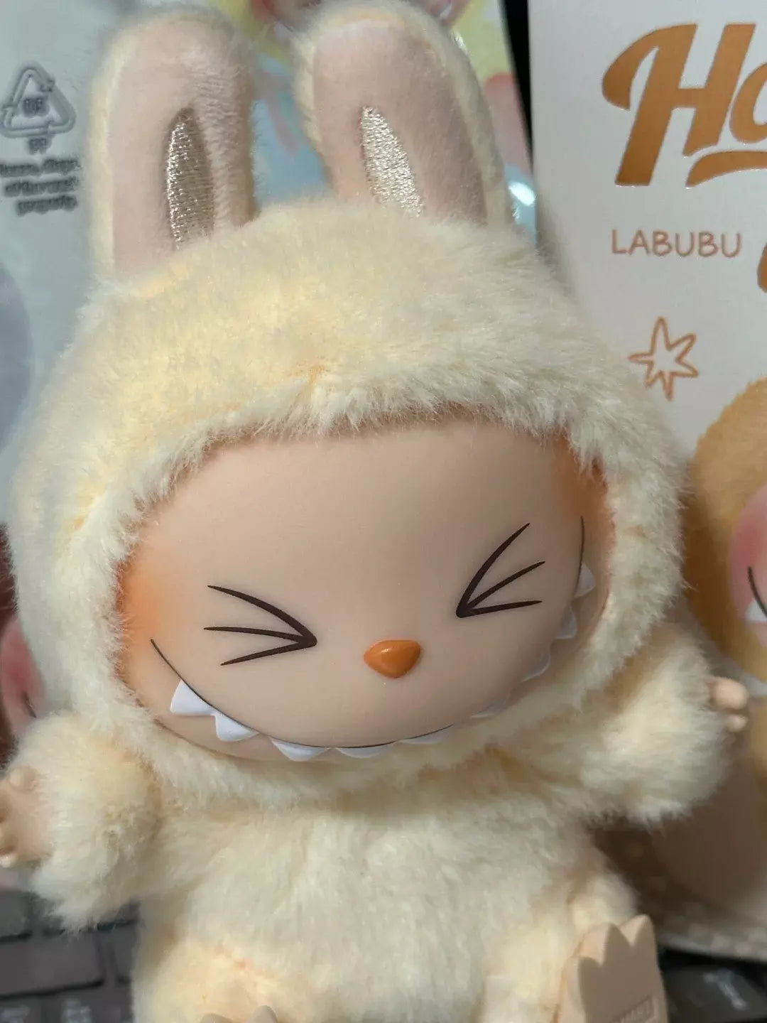 Pop Mart Labubu Sisi Doll Keychain - Limited Edition Cream Bunny Collectible Toy ของเล่น