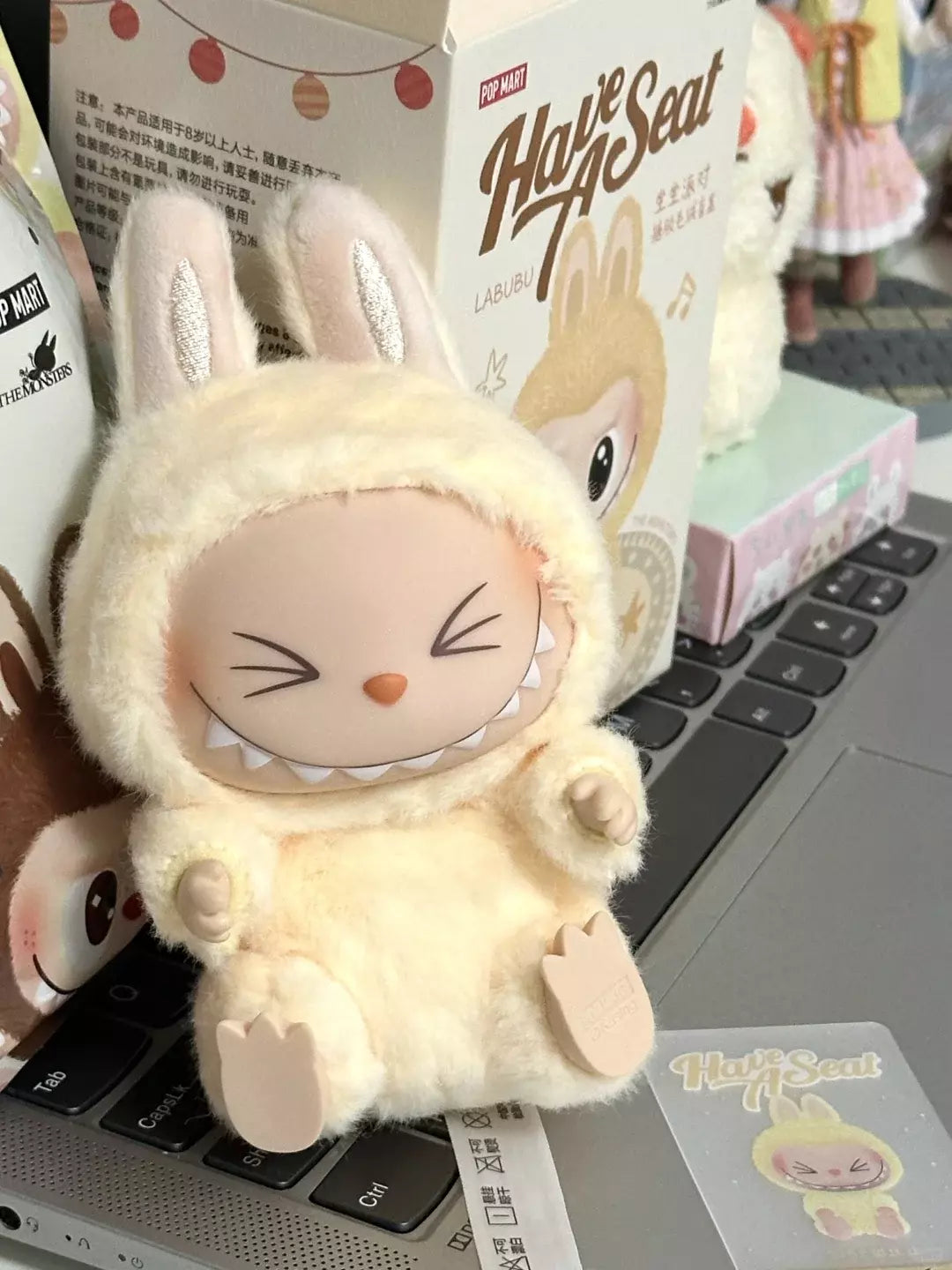 Pop Mart Labubu Sisi Doll Keychain - لعبة محدودة Cream Bunny Toylible Toy